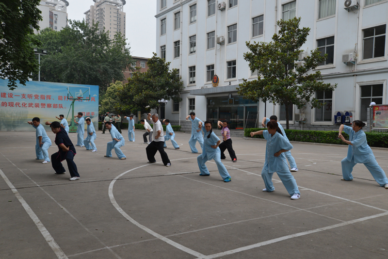 聘請(qǐng)陳式太極拳知名教練教學(xué)，開(kāi)展太極拳興趣小組活動(dòng)。