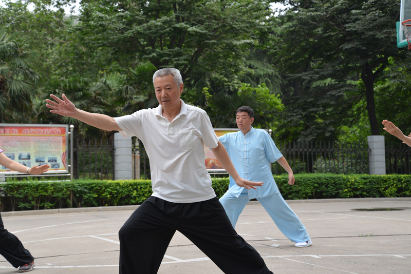 聘請(qǐng)陳式太極拳知名教練教學(xué)，開(kāi)展太極拳興趣小組活動(dòng)。