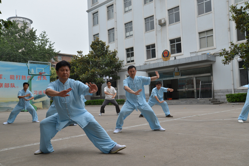 聘請(qǐng)陳式太極拳知名教練教學(xué)，開(kāi)展太極拳興趣小組活動(dòng)。